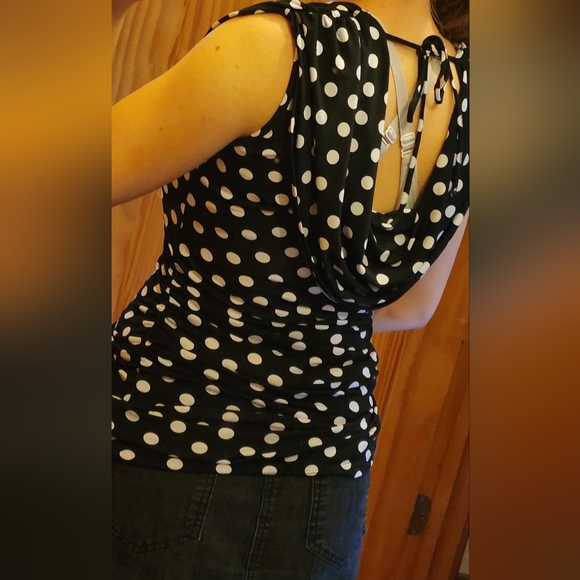 𝒲𝒽𝒾𝓉ℯ 𝒫ℴ𝓁𝒸𝒶-𝒟ℴ𝓉𝓉ℯ𝒹 ℬ𝓁ℴ𝓊𝓈ℯ - Picture 2 of 3